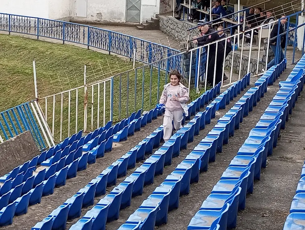 Fudbaleri Drine upisali pobjedu koja vodi u opstanak, najmlađim upornim navijačima podijeljeni šalovi Drine (FOTO)