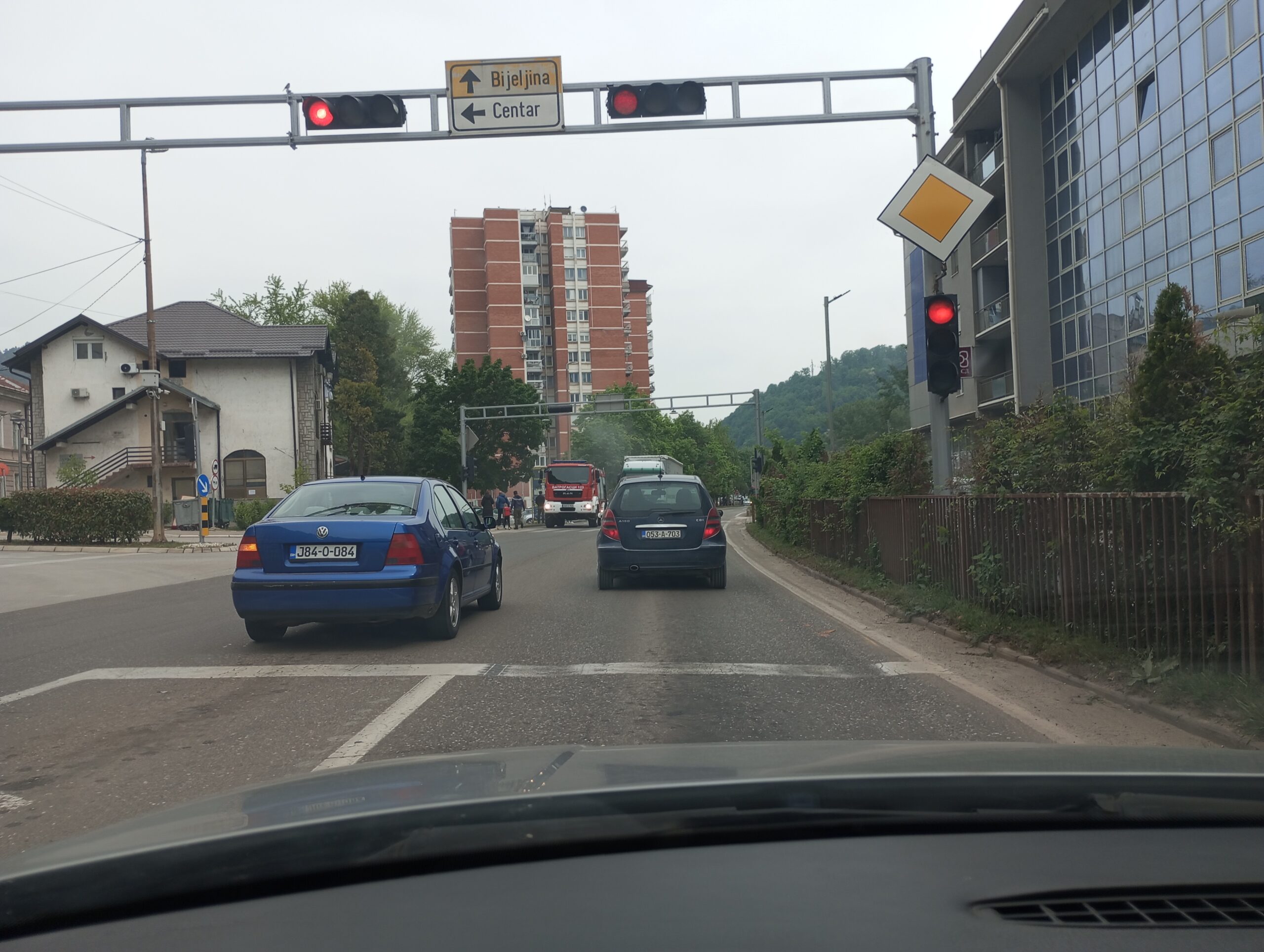 Zapaljenje kamiona na semaforu u Zvorniku (FOTO)