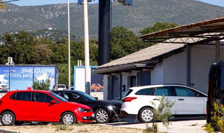 Žena iz Živinica uhapšena zbog sumnje da je uz pomoć Zvorničanina i Kalesijanca varala osobe prilikom iznajmljivanja vozila