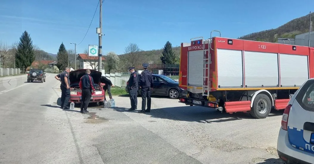 Zapalilo se putničko vozilo na ulazu u Memorijalni centar Potočari (FOTO)