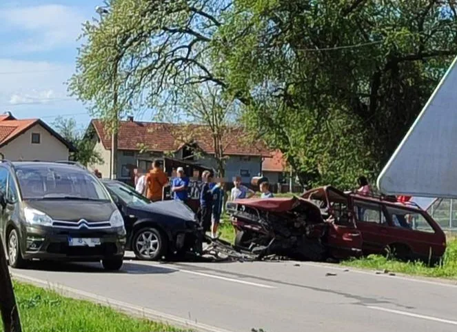 Sudar tri vozila kod Bijeljine: Povrijeđena žena prevezena u bijeljinsku bolnicu, a vozač u Banjaluku (FOTO)