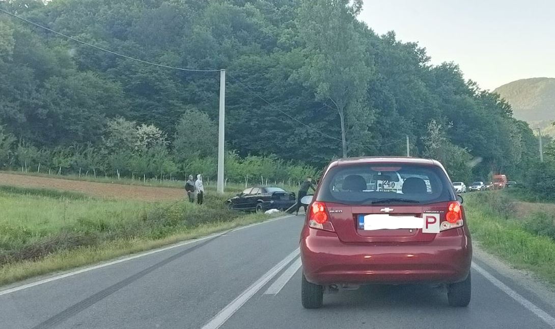 Slijetanje automobila sa magistralnog puta Zvornik-Bijeljina na izlazu iz Roćevića (FOTO)