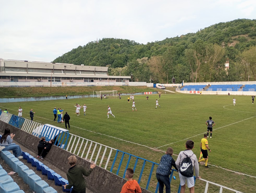 Fudbaleri Drine upisali pobjedu koja vodi u opstanak, najmlađim upornim navijačima podijeljeni šalovi Drine (FOTO)