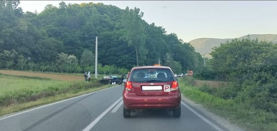 Slijetanje automobila sa magistralnog puta Zvornik-Bijeljina na izlazu iz Roćevića (FOTO)