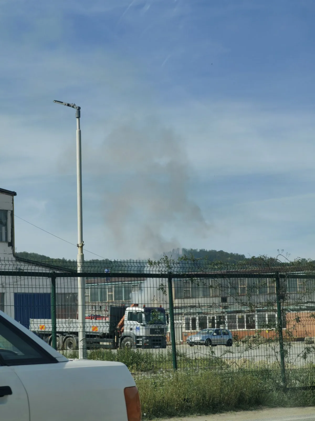 Vatra se otela kontroli u krugu AD ''Metalno'', intervencija zvorničkih vatrogasaca (FOTO)