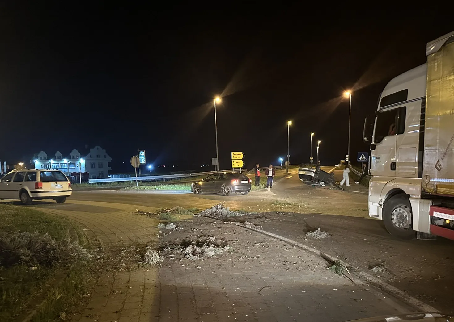 Automobil “proletio” kroz kružni tok prema Zvorniku (FOTO)