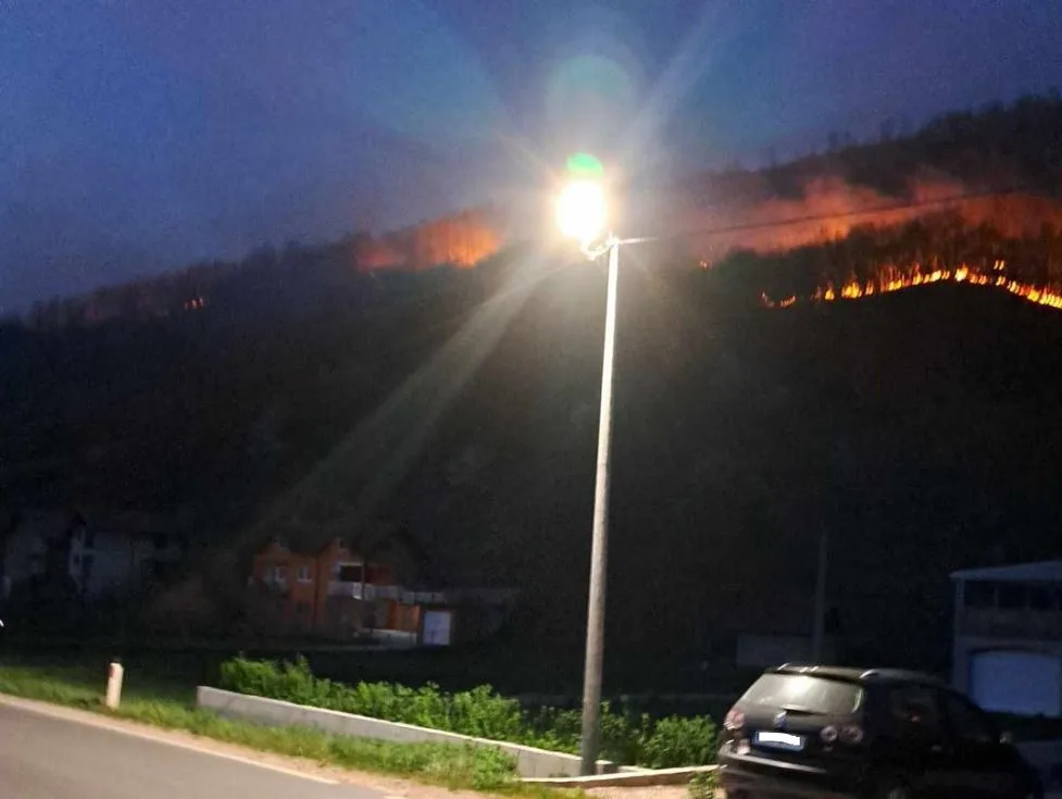 Požar u Konjević Polju ugrožava porodične kuće, još dva velika požara na području opštine Bratunac (VIDEO)