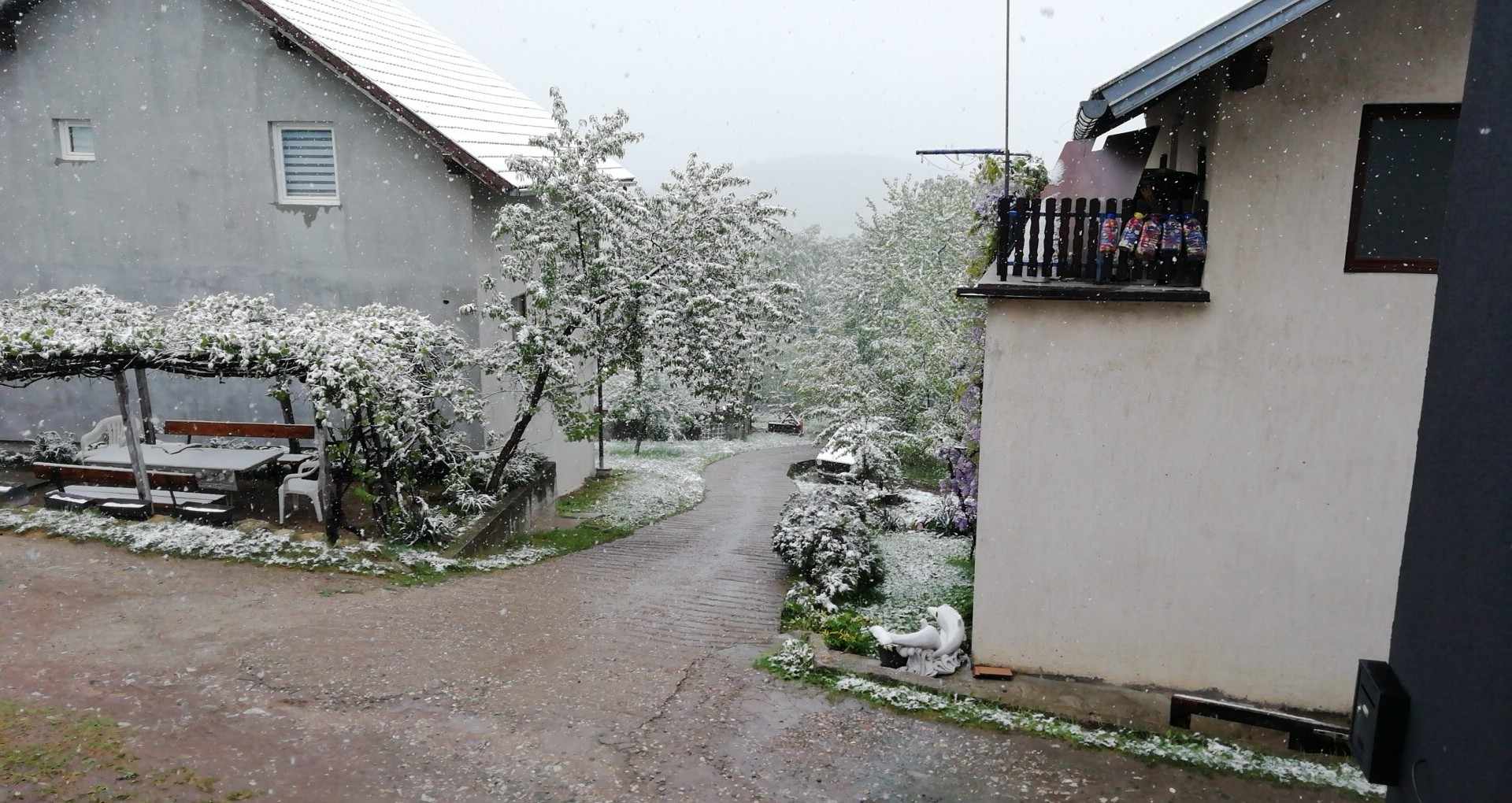 Aprilski snijeg stigao u dijelove Podrinja: Narodno vjerovanje otkriva šta nas čeka (FOTO)