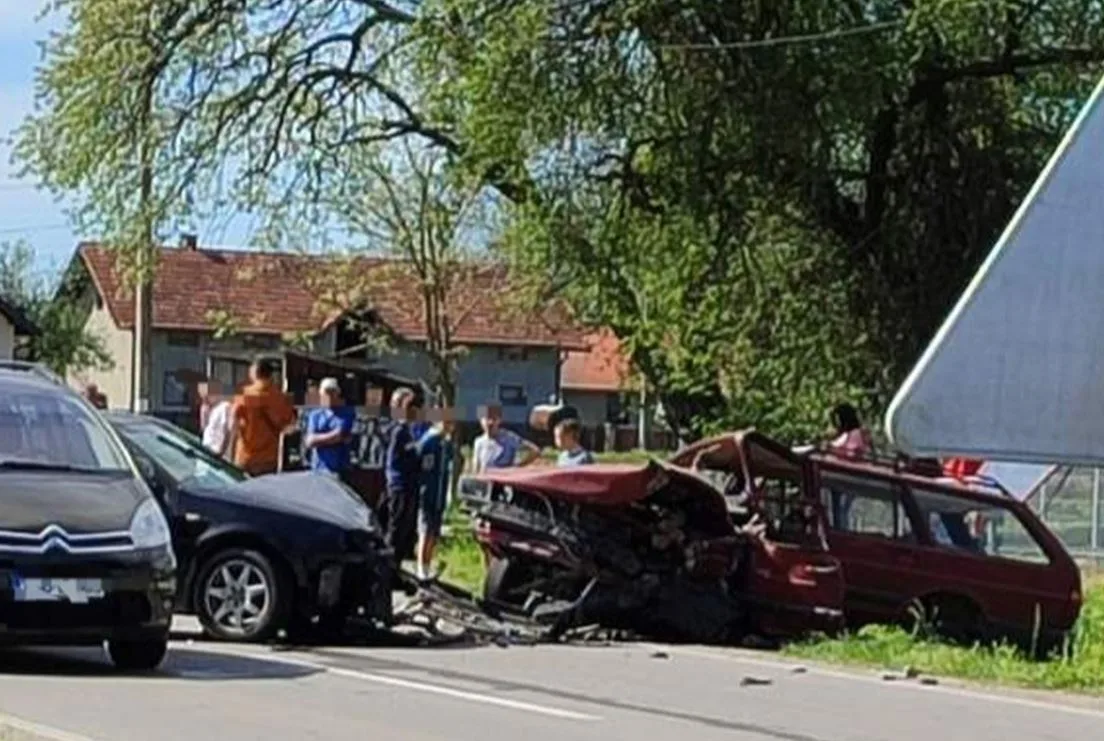 Sudar tri vozila kod Bijeljine: Povrijeđena žena prevezena u bijeljinsku bolnicu, a vozač u Banjaluku (FOTO)