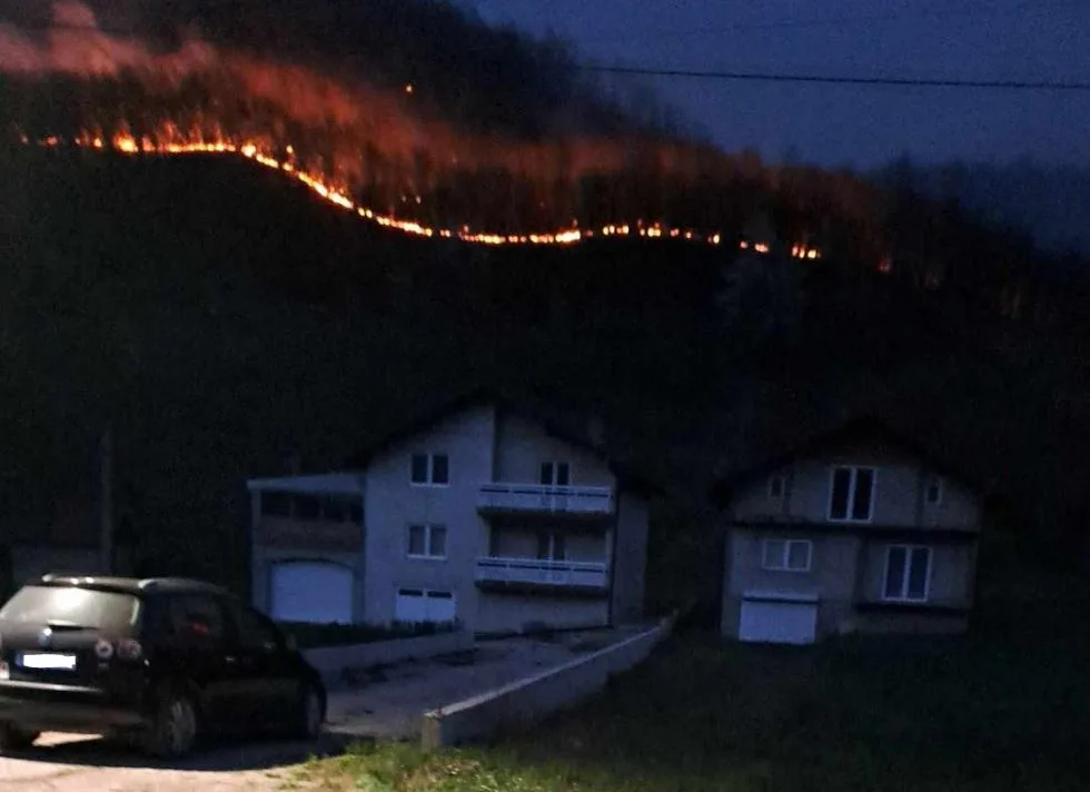 Požar u Konjević Polju ugrožava porodične kuće, još dva velika požara na području opštine Bratunac (VIDEO)