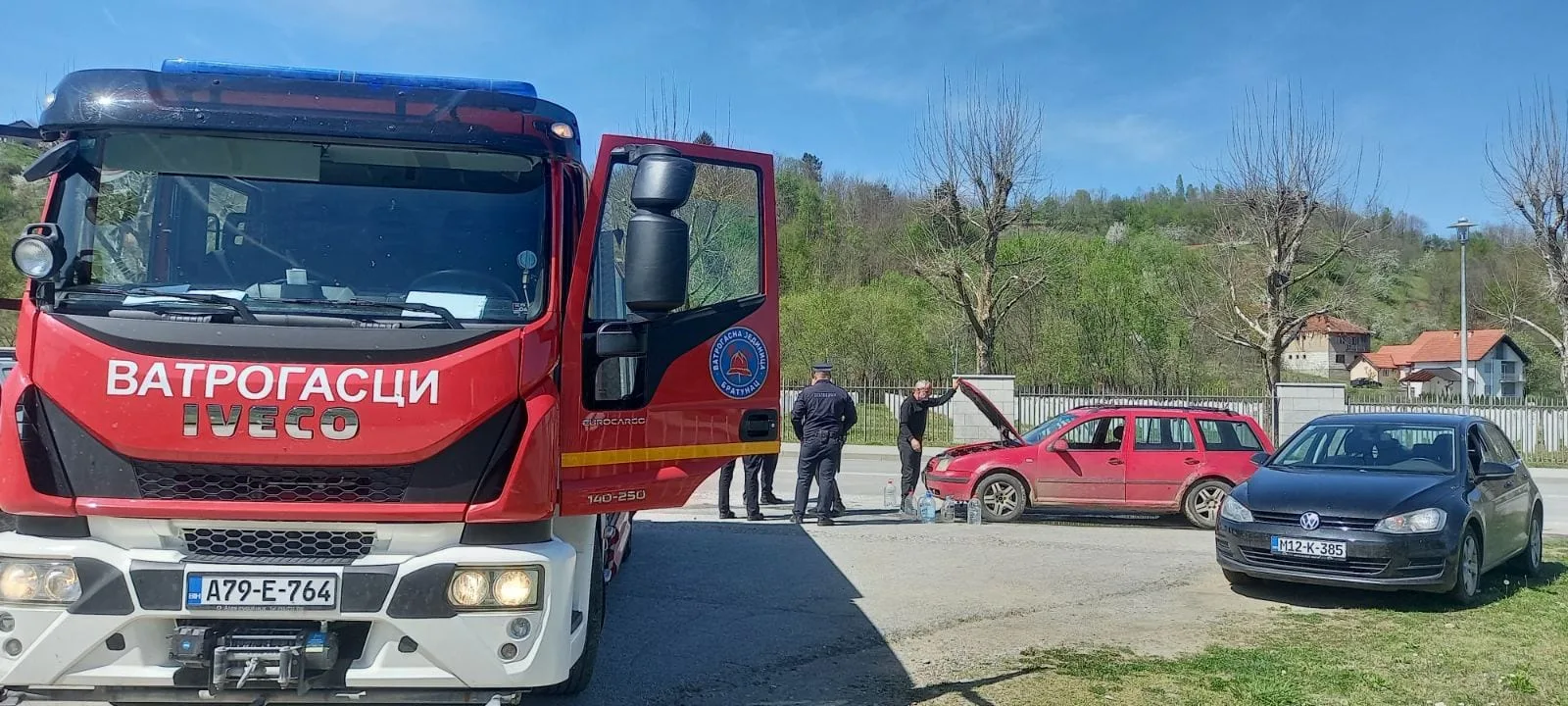 Zapalilo se putničko vozilo na ulazu u Memorijalni centar Potočari (FOTO)