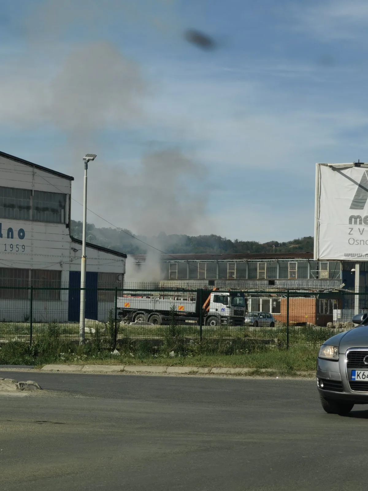 Vatra se otela kontroli u krugu AD ''Metalno'', intervencija zvorničkih vatrogasaca (FOTO)