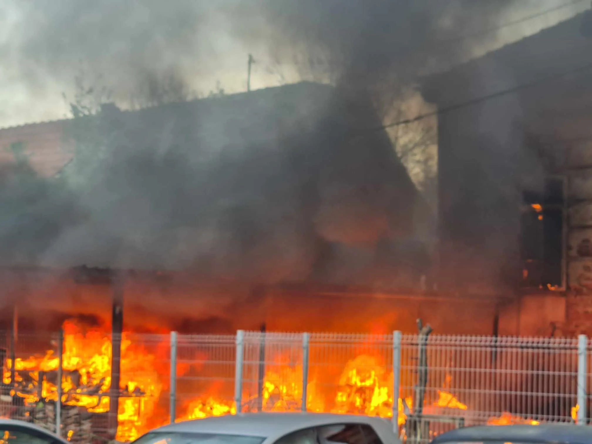 Požar u centru Zvornika, vatrogsci zaustavili širenje požara (FOTO+VIDEO)