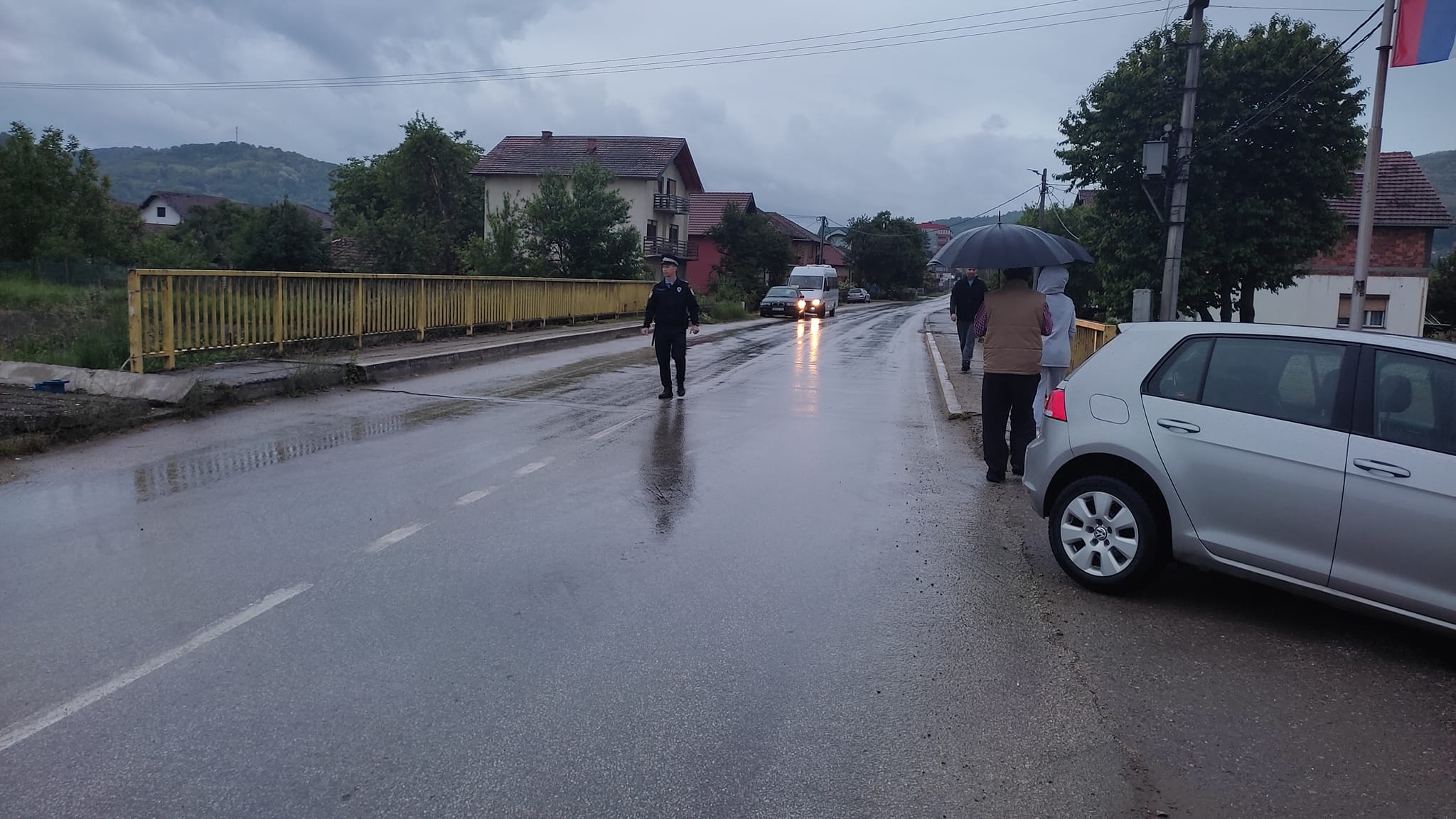Mercedes pretrpio značajnu materijalnu štetu prilikom sudara u Bratuncu (FOTO)