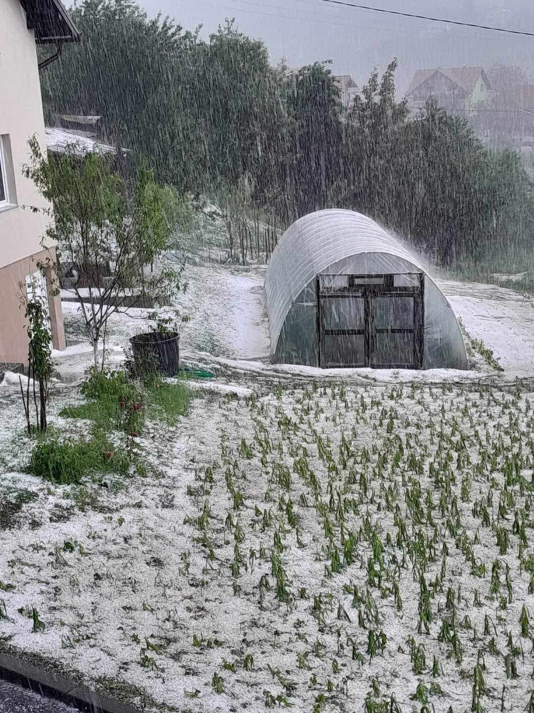 Olujno nevrijeme praćeno ledom i gradom protutnjalo dijelom Tuzle i napravilo ogromne štete (FOTO)