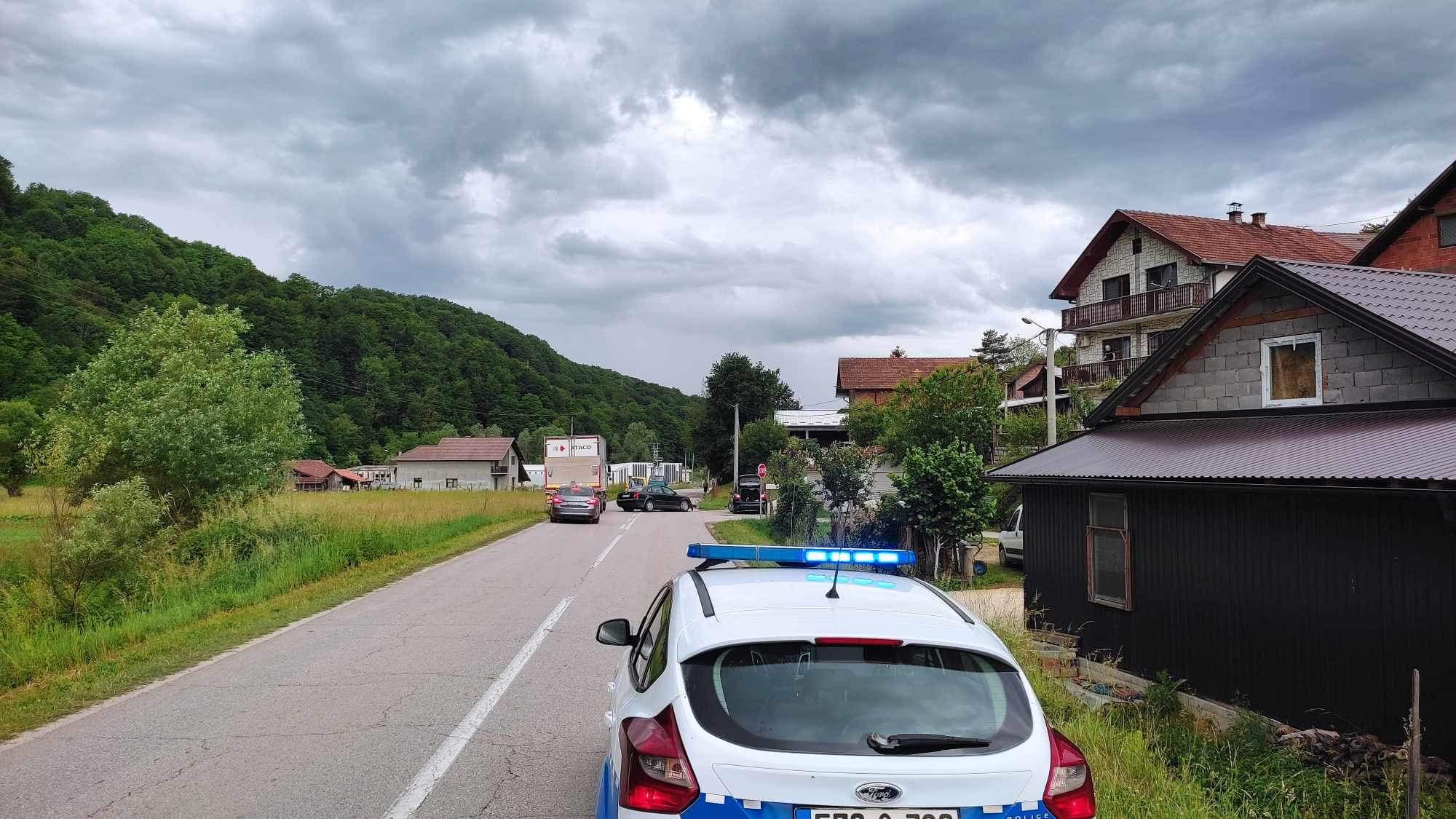 Jedno lice smrtno stradalo u saobraćajnoj nezgodi u Kravici, pet lica povrijeđeno (FOTO)