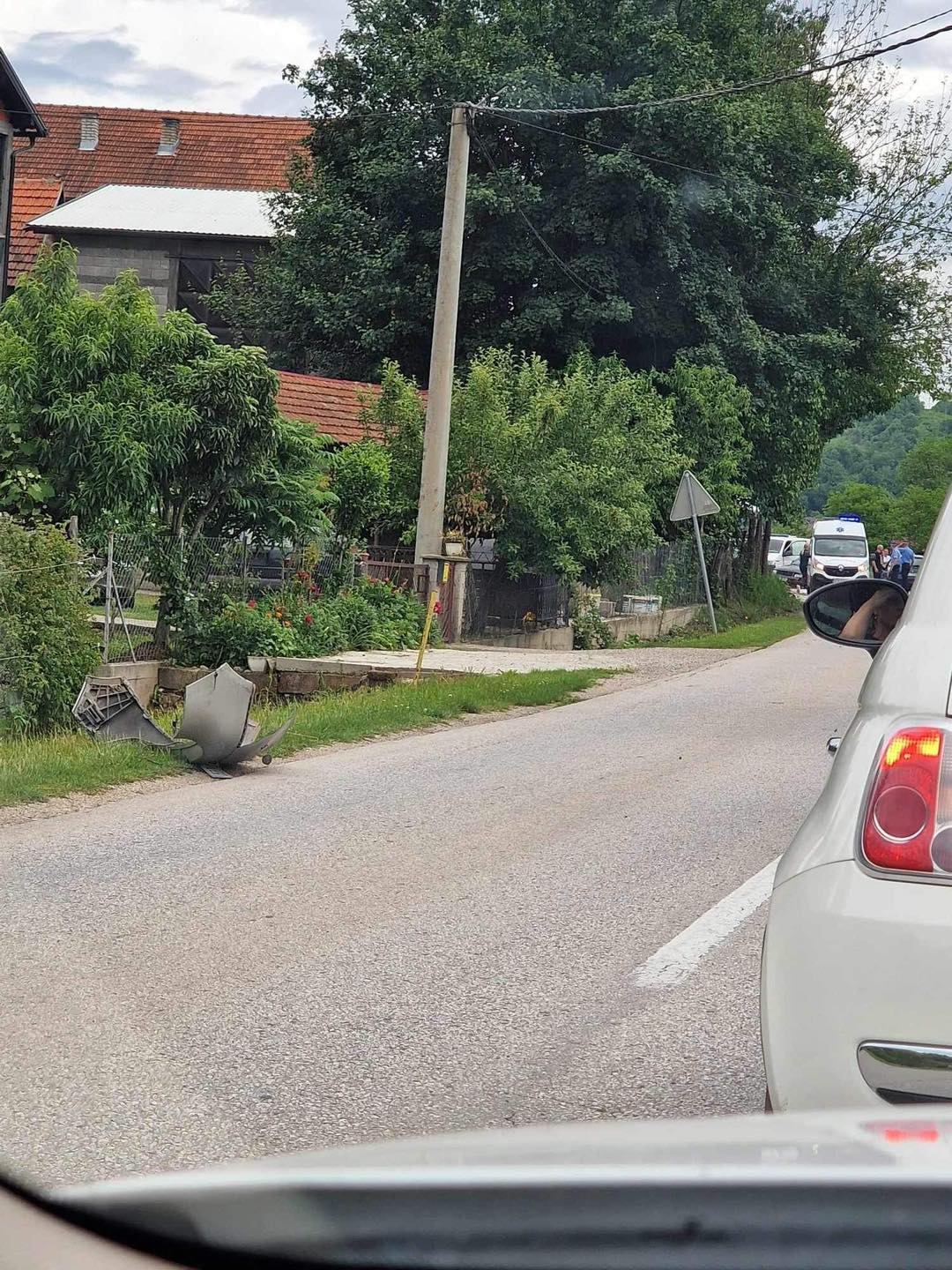 Nekoliko povrijeđenih osoba u saobraćajnoj nezgodi u Kravici kod Bratunca, 10-minutna obustava saobraćaja (FOTO)