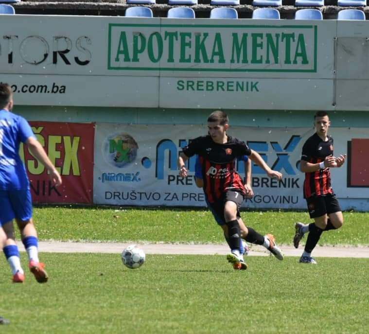 Kozlučki fudbalski biser Ajdin Hadžić nosi igru juniora FK Sloboda, a u školi reda petice kao protivničke fudbalere