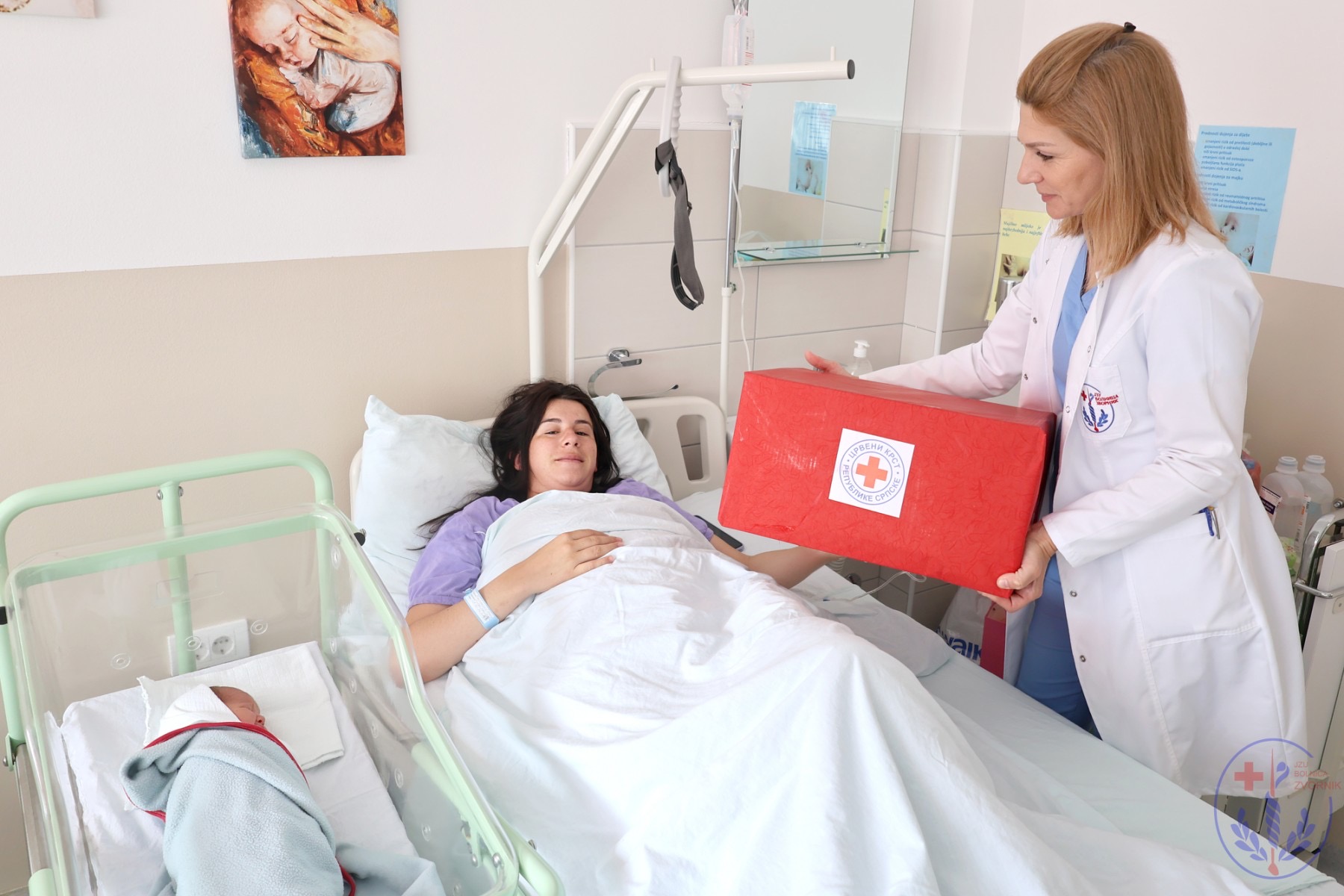 JZU ''Bolnica'' Zvornik posjetili su predstavnici Crvenog krsta i podijelili pakete za porodilje (FOTO)