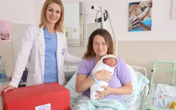 JZU ''Bolnica'' Zvornik posjetili su predstavnici Crvenog krsta i podijelili pakete za porodilje (FOTO)