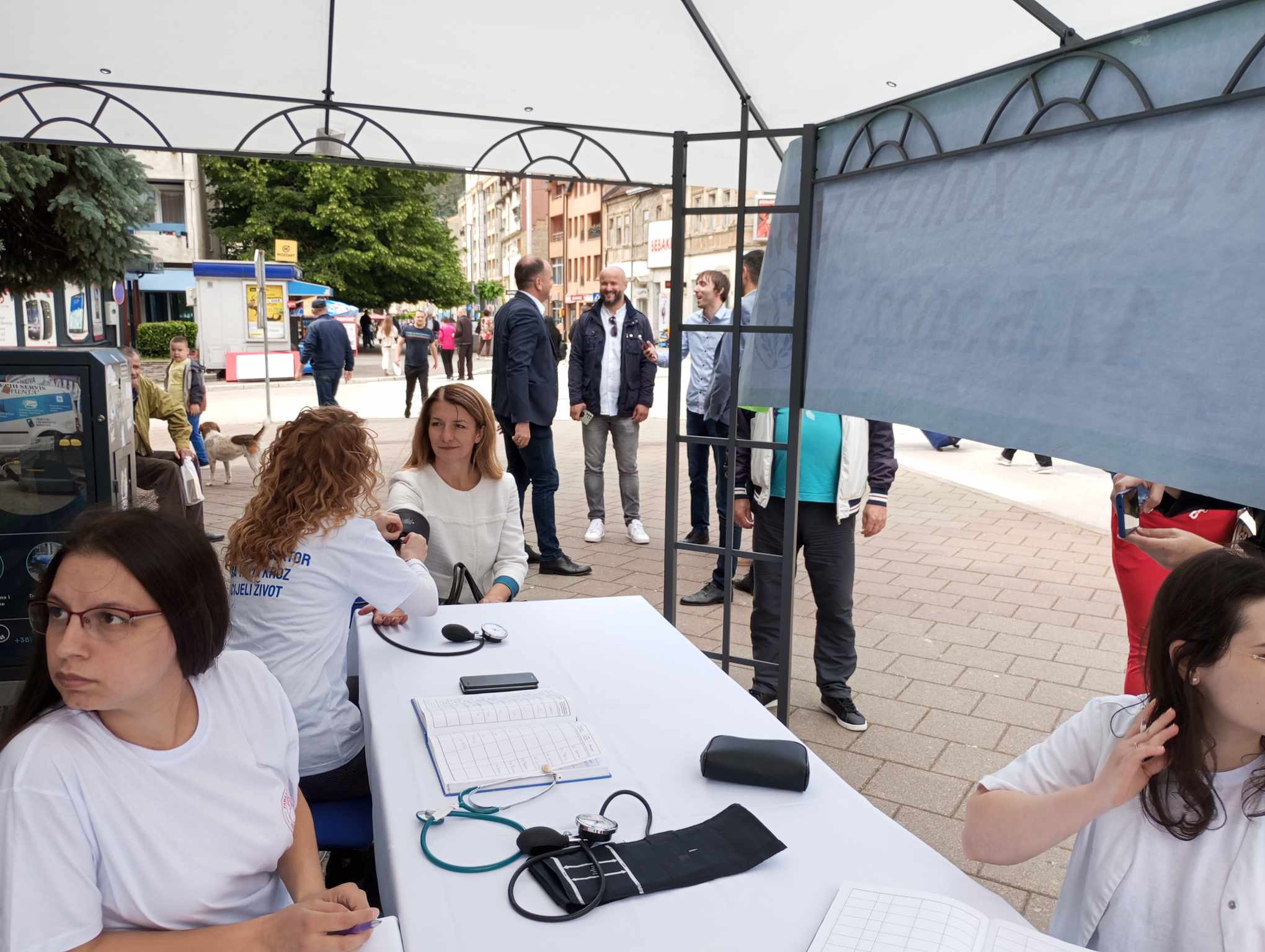 Dom zdravlja Zvornik obilježava Svjetski dan borbe protiv hipertenzije besplatnim mjerenjem pritiska u centru Zvornika (FOTO)