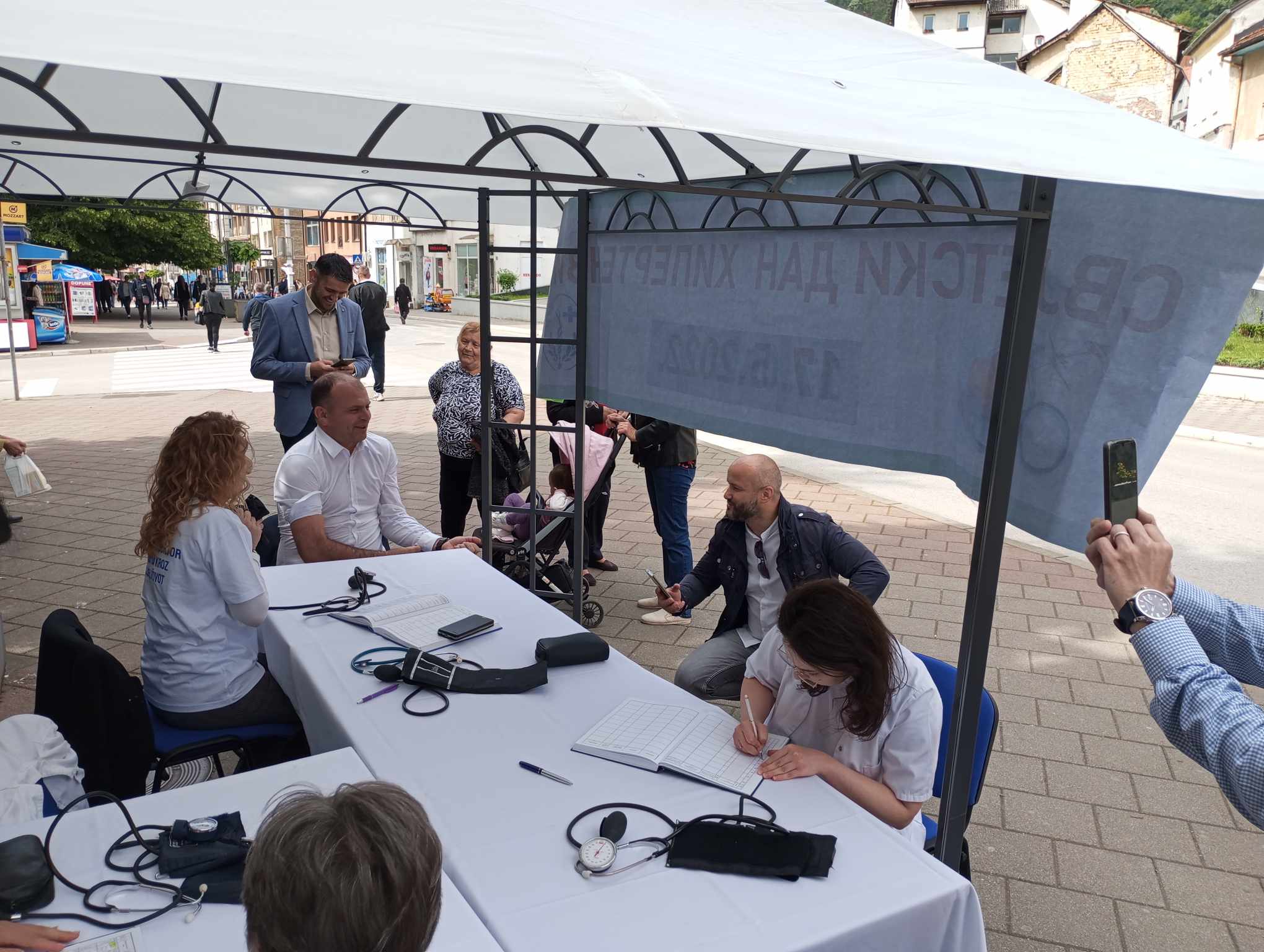 Dom zdravlja Zvornik obilježava Svjetski dan borbe protiv hipertenzije besplatnim mjerenjem pritiska u centru Zvornika (FOTO)