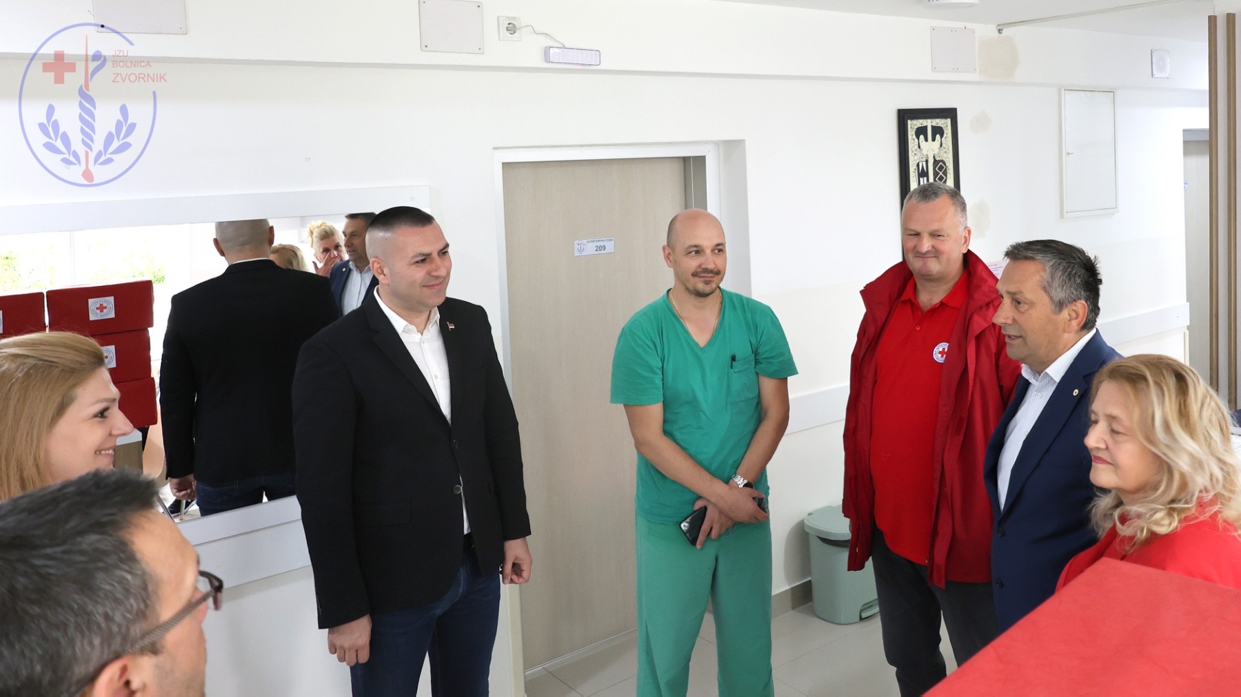 JZU ''Bolnica'' Zvornik posjetili su predstavnici Crvenog krsta i podijelili pakete za porodilje (FOTO)
