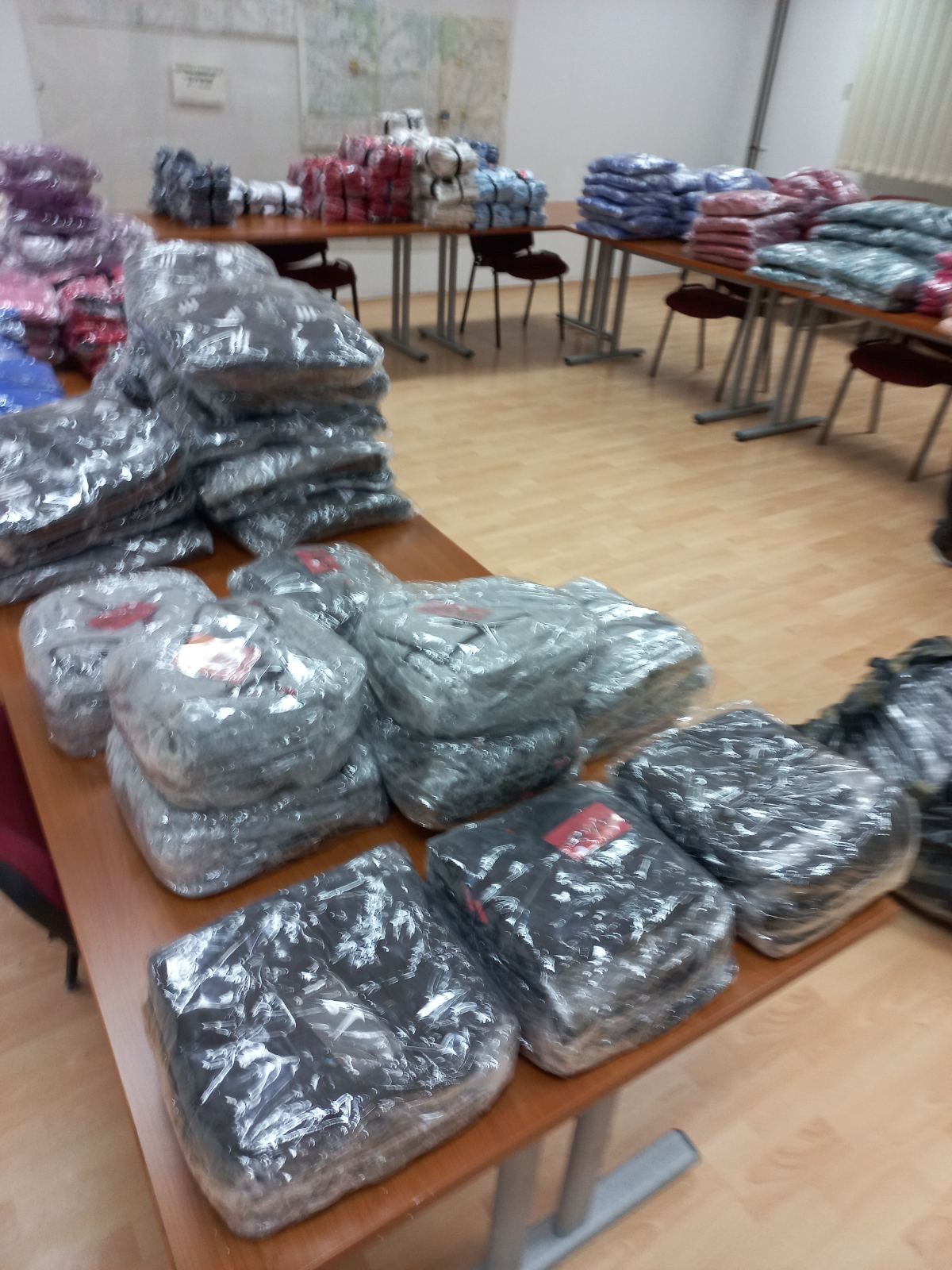 Granični policajci u golfu pronašli švercovanu robu vrijednu 15 hiljada maraka, oduzeto 1136 komada različitih odjevnih predmeta
