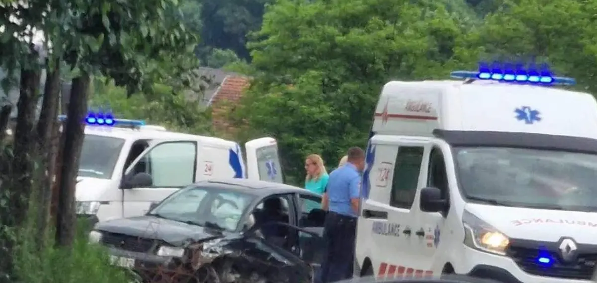 Nekoliko povrijeđenih osoba u saobraćajnoj nezgodi u Kravici kod Bratunca, 10-minutna obustava saobraćaja (FOTO)