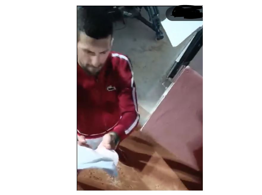 Nezapamćen skandal u Rimu: Đoković pogođen flašom u glavu, zaradio je posjekotinu (VIDEO)