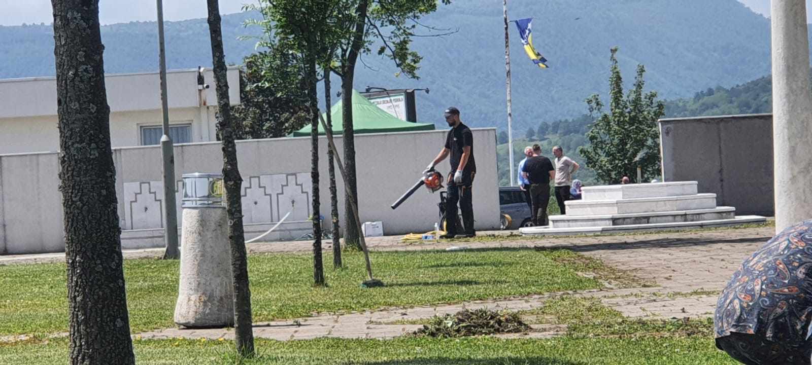 Akcija čišćenja, košenja i uređenja Memorijalnog centra Gornja Kalesija u kojem je ukopano više od 800 ubijenih Bošnjaka u Zvorniku (FOTO)