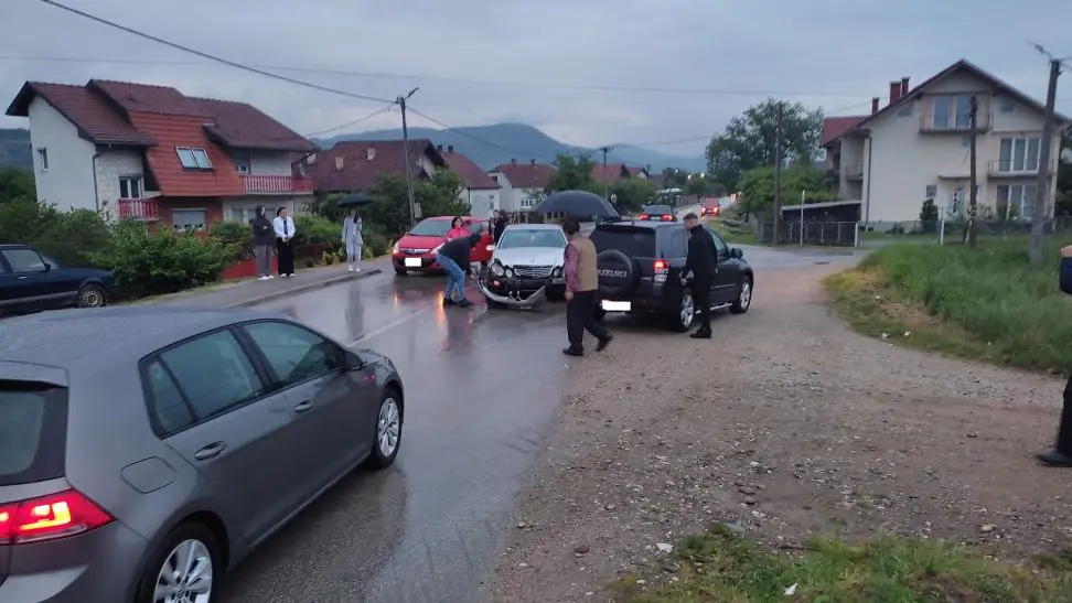 Mercedes pretrpio značajnu materijalnu štetu prilikom sudara u Bratuncu (FOTO)