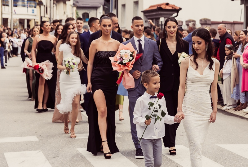 Maturantski defile ukrasio glavnu gradsku ulicu u Zvorniku, šetnja koja se cijeli život pamti (FOTO)