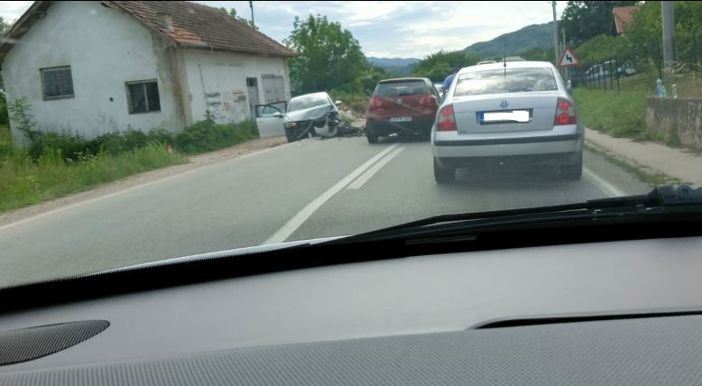 Nakon saobraćajne nezgode u Roćeviću i pružanja pomoći povrijeđenim licima, podnijeta krivična prijava protiv jednog od vozača (FOTO)