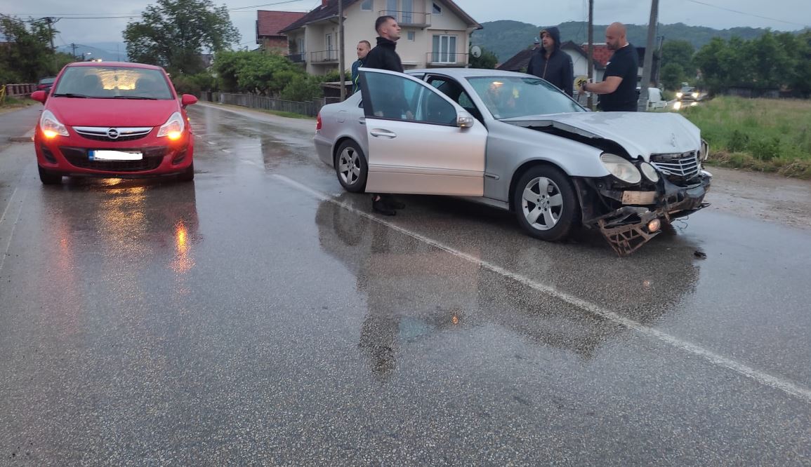 Mercedes pretrpio značajnu materijalnu štetu prilikom sudara u Bratuncu (FOTO)