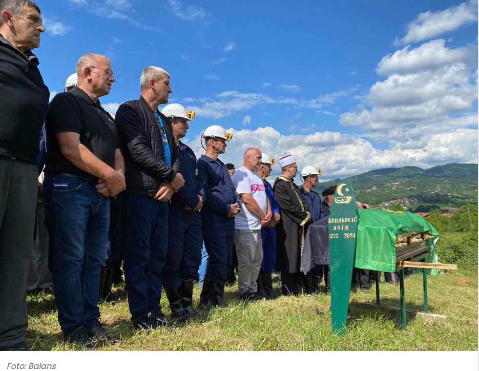 Uz prisustvo velikog broja građana: Klanjana dženaza rudaru Asimu Šehanoviću (FOTO)