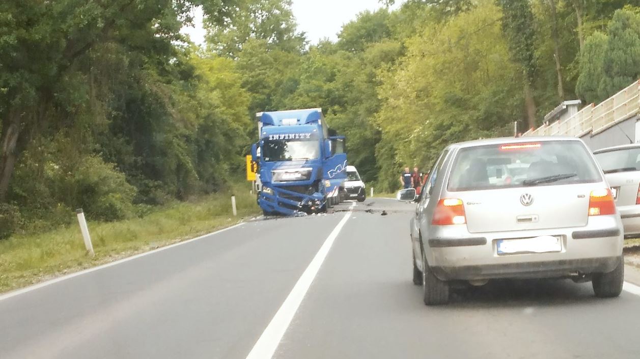 Dvije teže saobraćajne nezgode kod Tuzle, više osoba povrijeđenih u ovim nezgodama (FOTO)