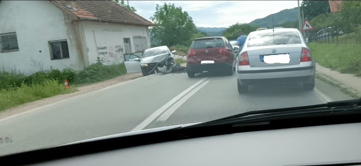 Nakon saobraćajne nezgode u Roćeviću i pružanja pomoći povrijeđenim licima, podnijeta krivična prijava protiv jednog od vozača (FOTO)