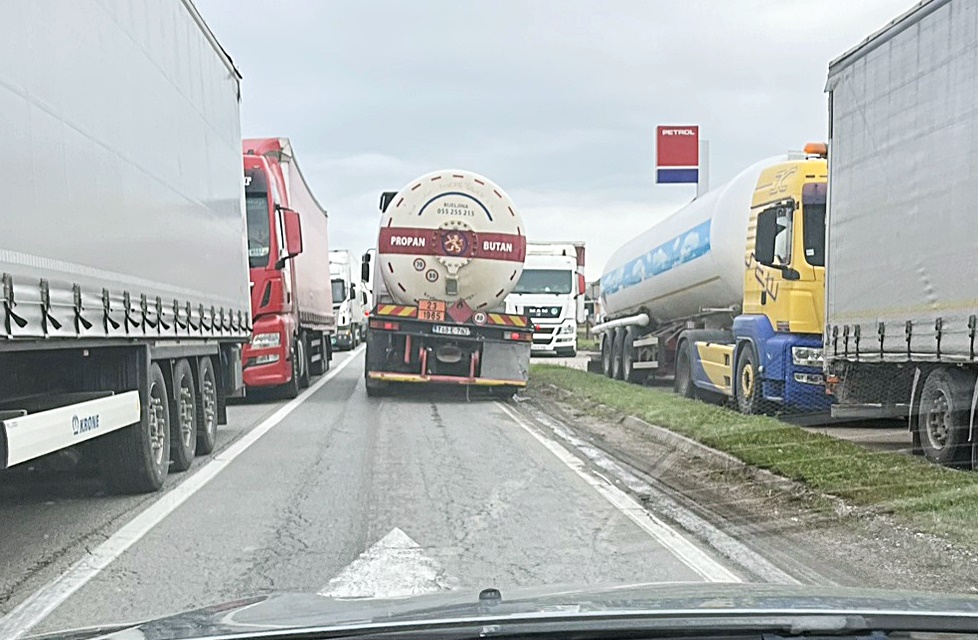 Kolaps na Rači, kamioni čekaju u kolonama: Šta u UIO BiH vide kao rješenje problema?