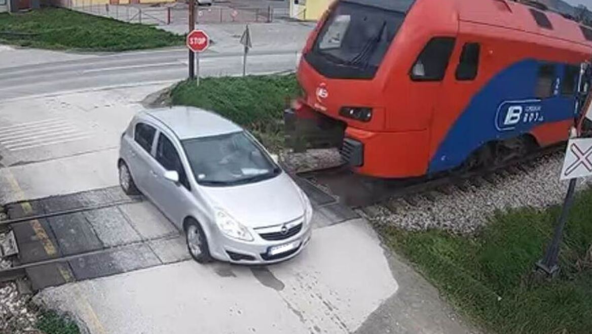Maloljetnik smrtno stradao kada je voz udario u automobil na pruzi u mjestu Živinice kod Dervente