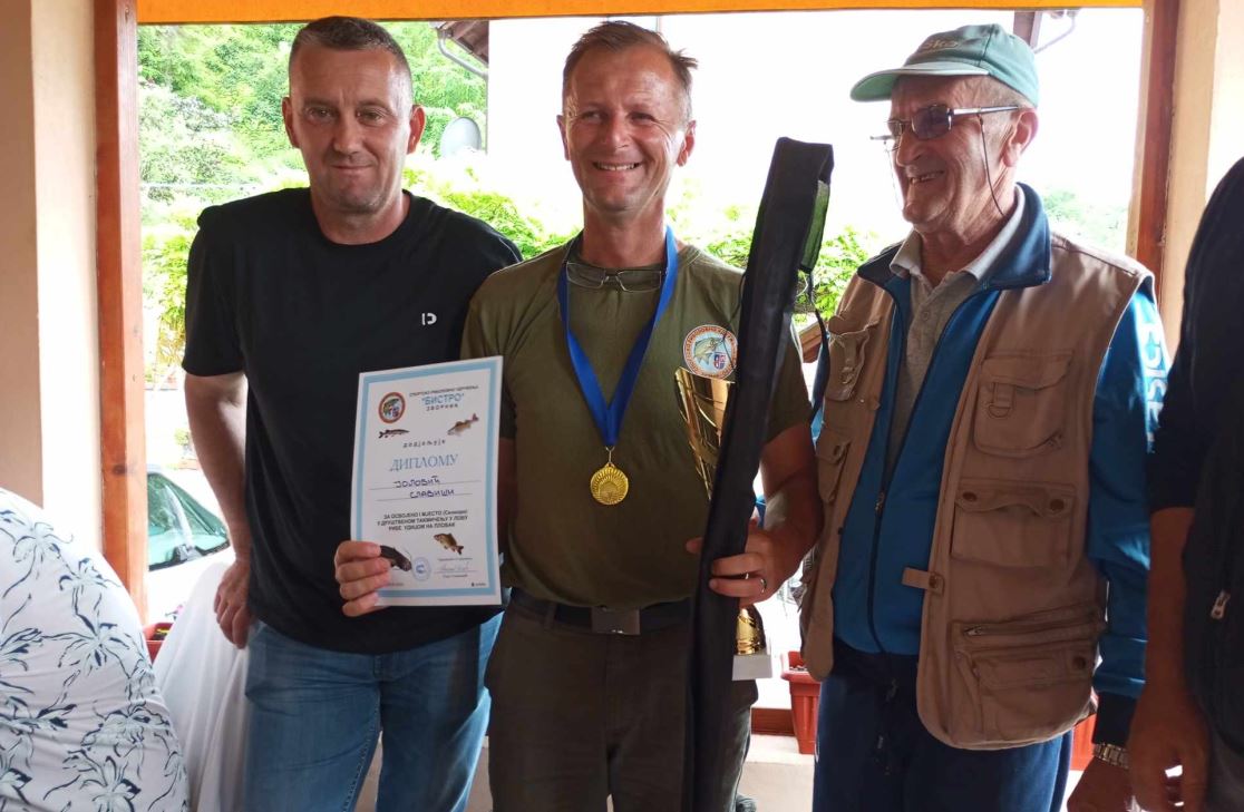 Slaviša Jolović pobjednik prvenstva u pecanju ribe udicom na plovak u organizaciji SRU ''Bistro'' Zvornik, Siniša Jolović prvak pionira (FOTO)