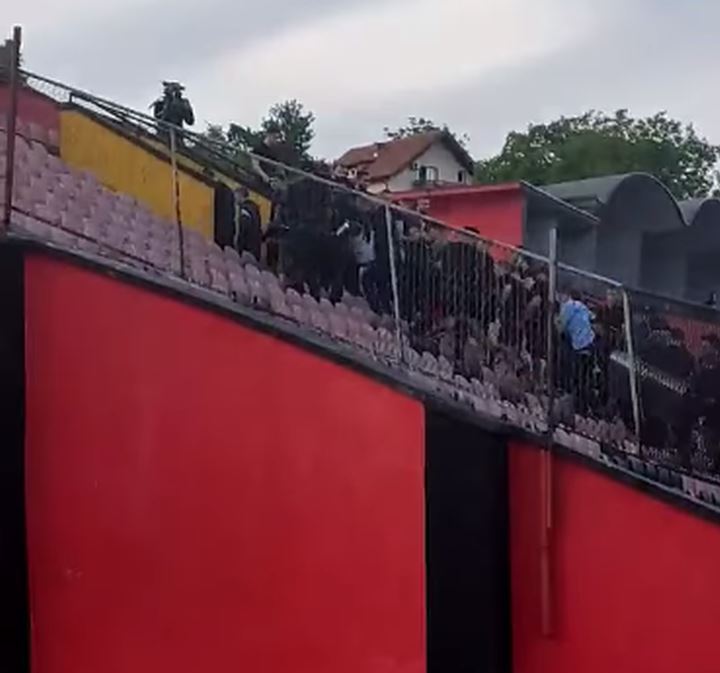 Incident na utakmici u Tuzli, policija tukla navijače Borca (VIDEO)