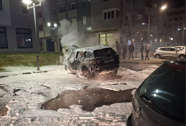 Objavljen snimak: Muškarac prekriven bijelom plahtom zapalio automobil sina načelnika Opštine Pale (VIDEO)