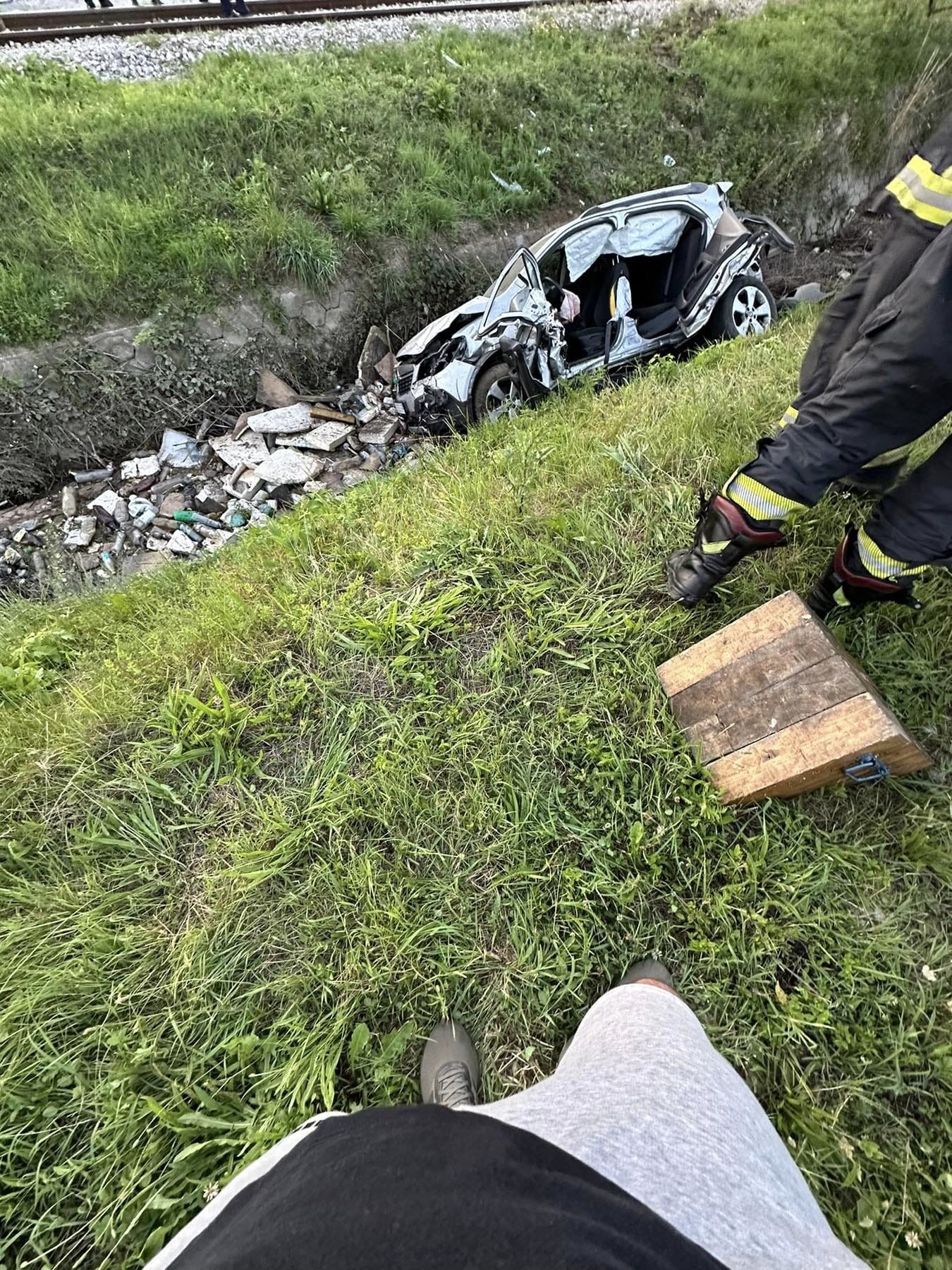 U Loznici voz udario automobil u kojem su bili otac i sin, na mjestu nesreće sin preminuo, a otac teško povrijeđen (FOTO) 