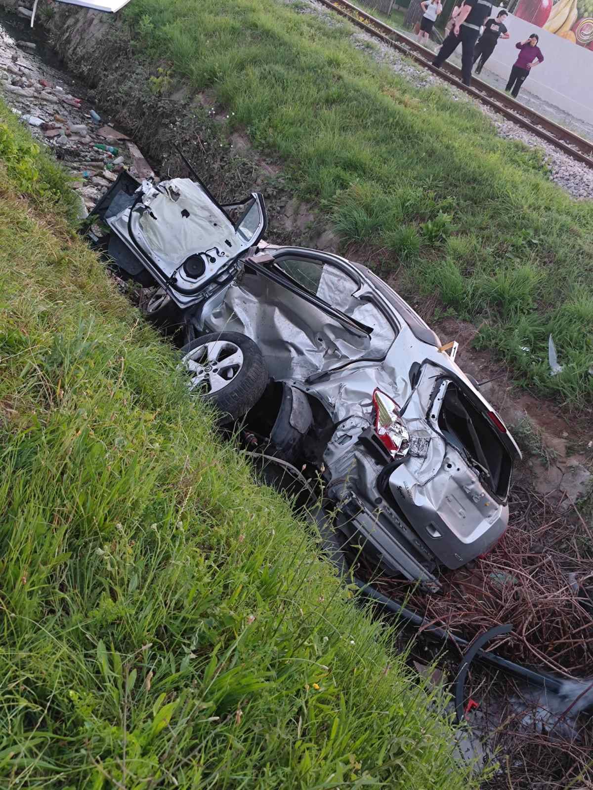 U Loznici voz udario automobil u kojem su bili otac i sin, na mjestu nesreće sin preminuo, a otac teško povrijeđen (FOTO) 