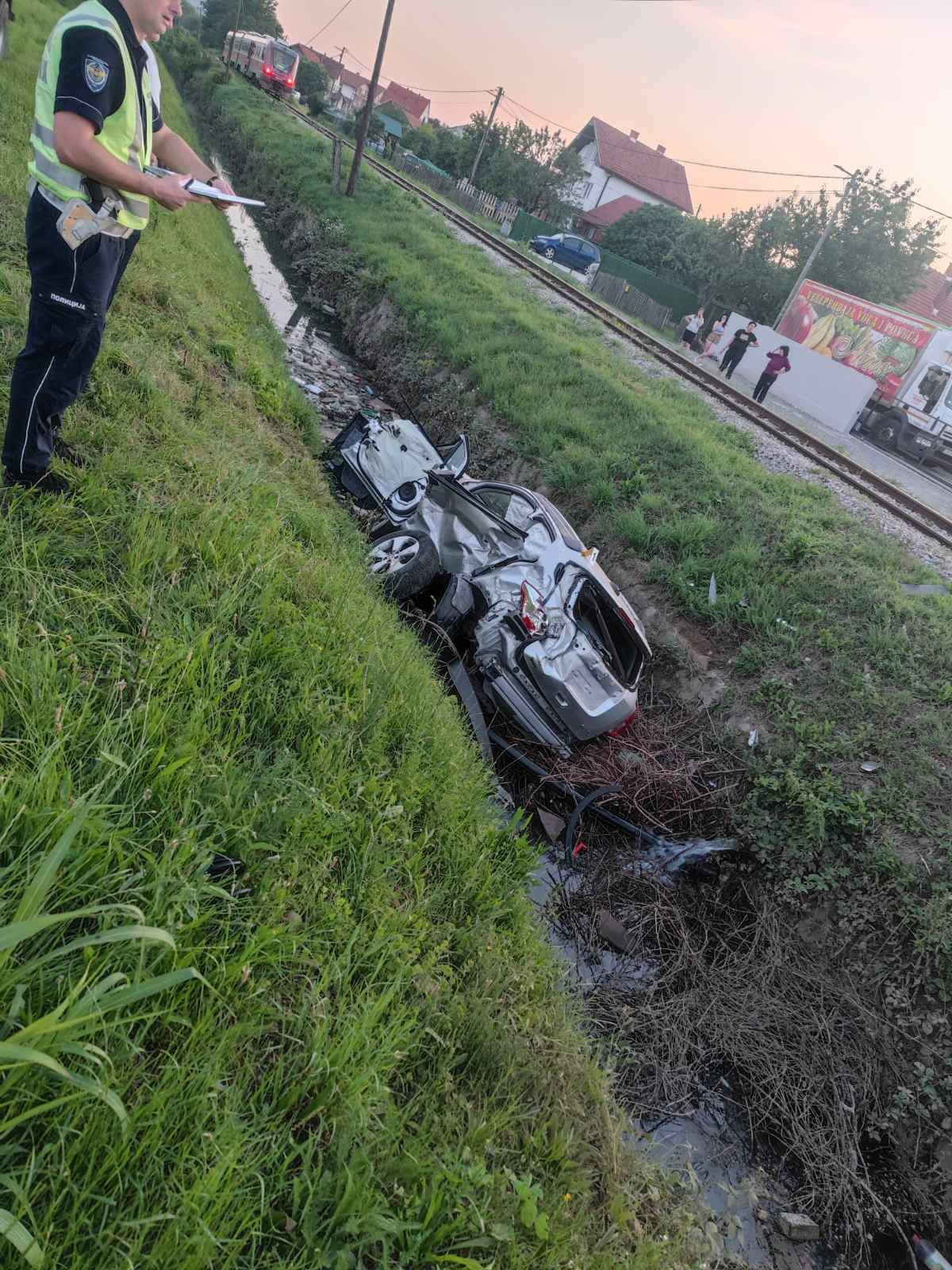 U Loznici voz udario automobil u kojem su bili otac i sin, na mjestu nesreće sin preminuo, a otac teško povrijeđen (FOTO) 