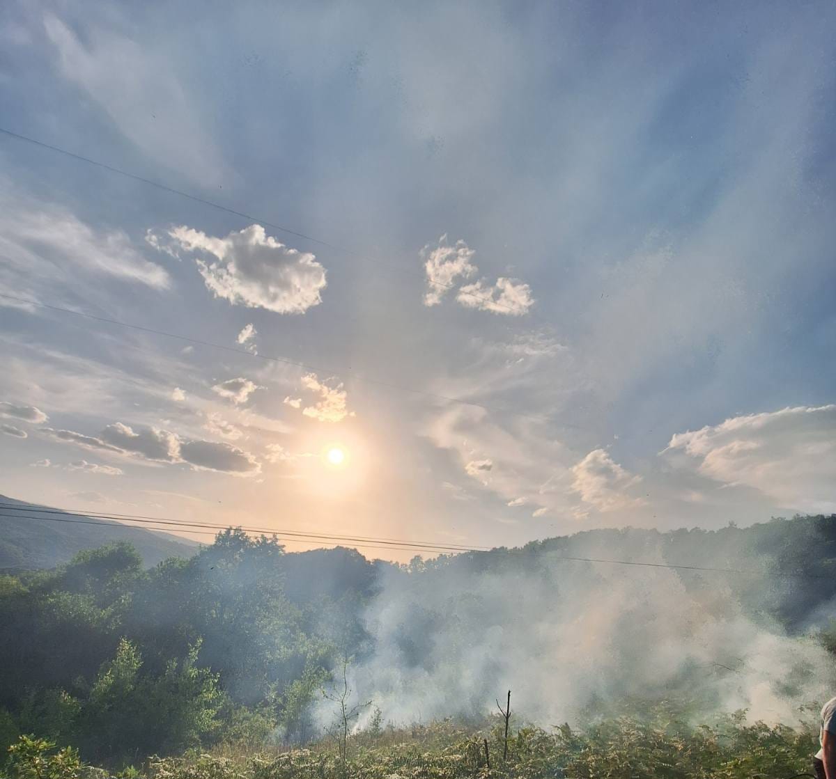 Šumski požar kod Bratunca nastao zbog spoja na dalekovodu (FOTO+VIDEO)