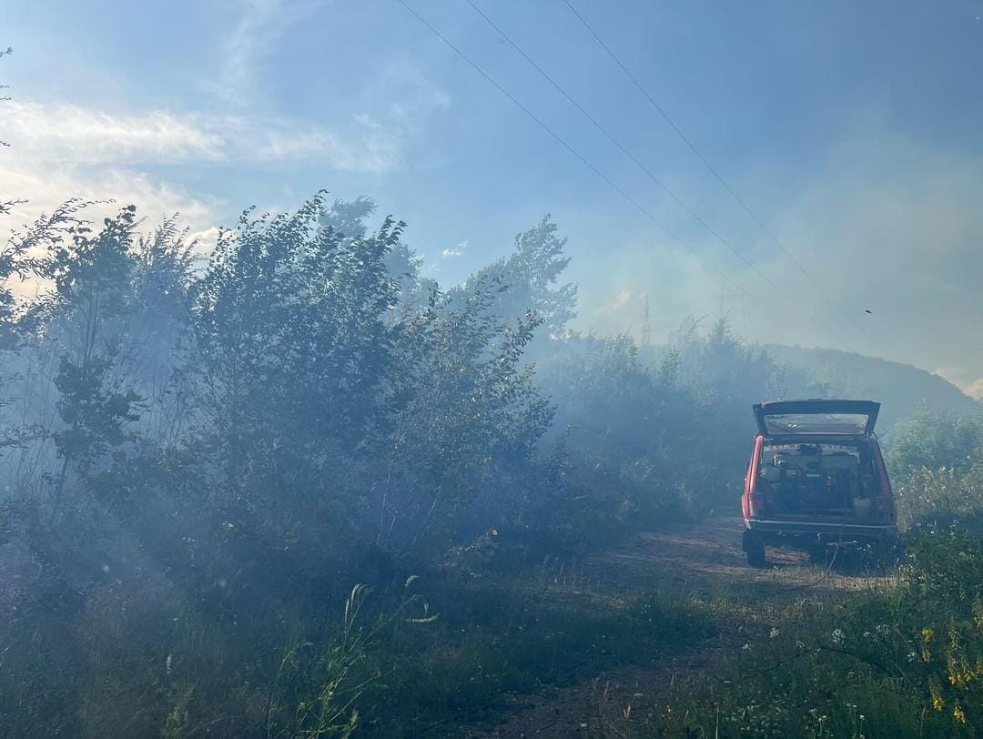 Šumski požar kod Bratunca nastao zbog spoja na dalekovodu (FOTO+VIDEO)