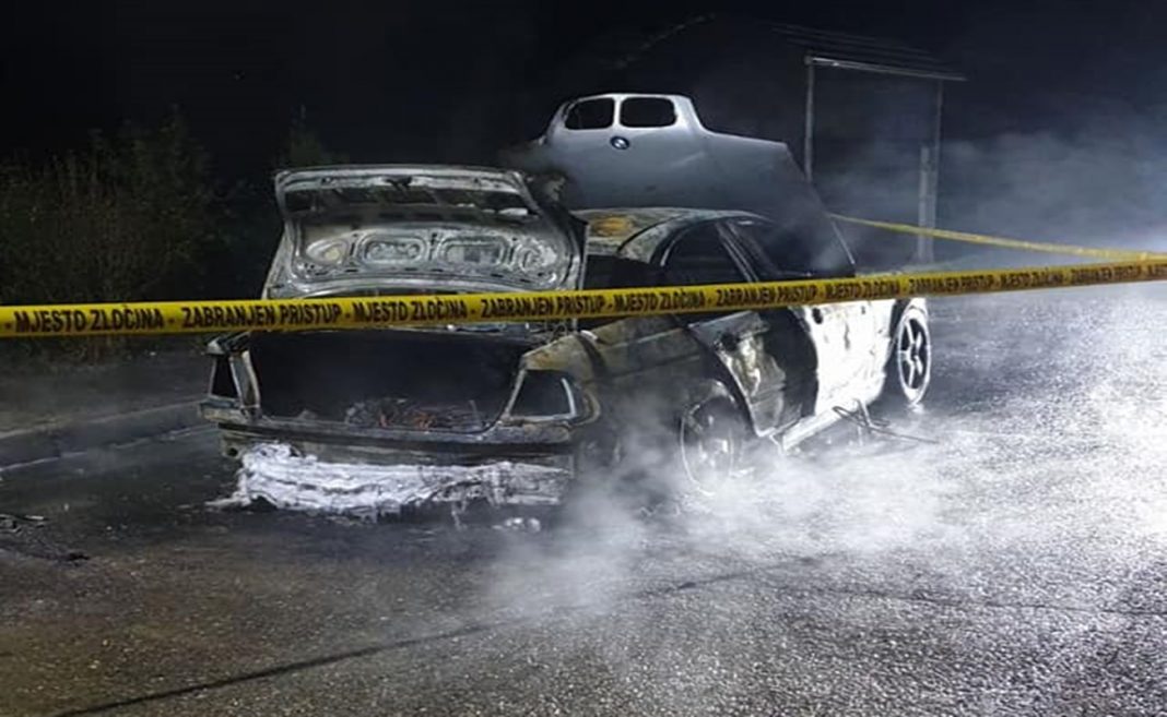 Izgorio automobil koji se zapalio u vožnji na regionalnom putu Karakaj-Sapna-Priboj (FOTO)