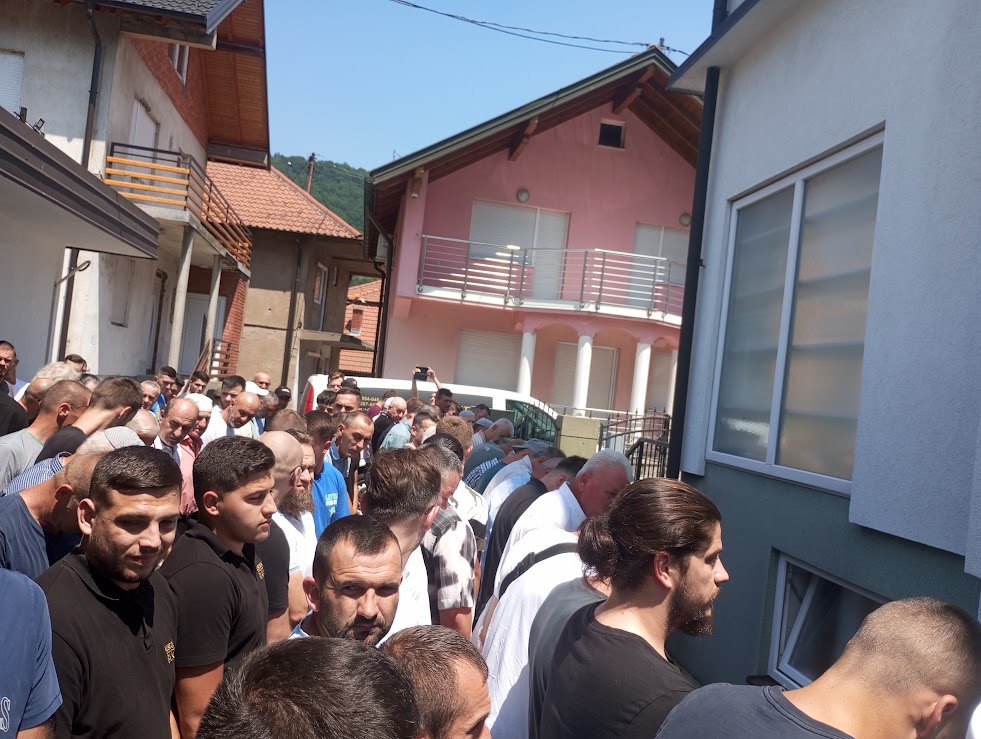 Stotine ljudi na Diviču klanjalo dženazu Amelu Pašiću (FOTO)